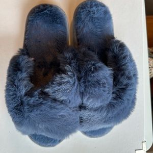 Parlovable soft fuzzy house slippers size medium (7-8) New with box.